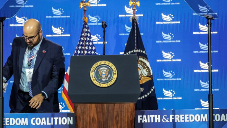 operatorul-teleprompterului-de-la-casa-alba,-acuzat-ca-a-pariat-pe-discursurile-lui-trump.-cati-bani-ar-fi-castigat