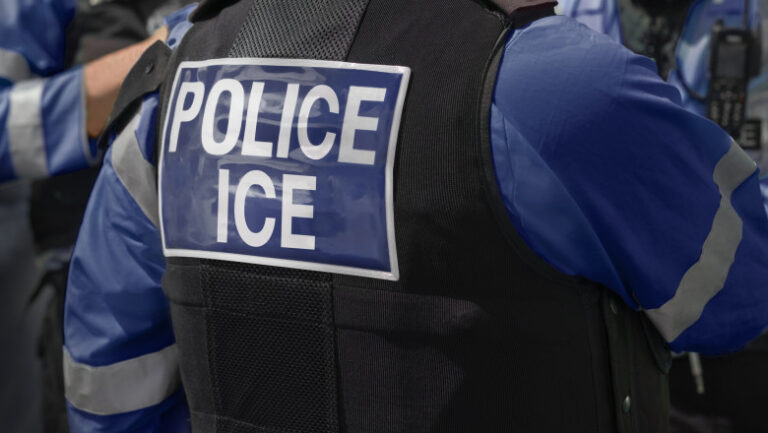 administratia-trump-suspenda-majoritatea-controalelor-ice-in-trafic,-dupa-ce-agentii-au-impuscat-mortal-doi-migranti