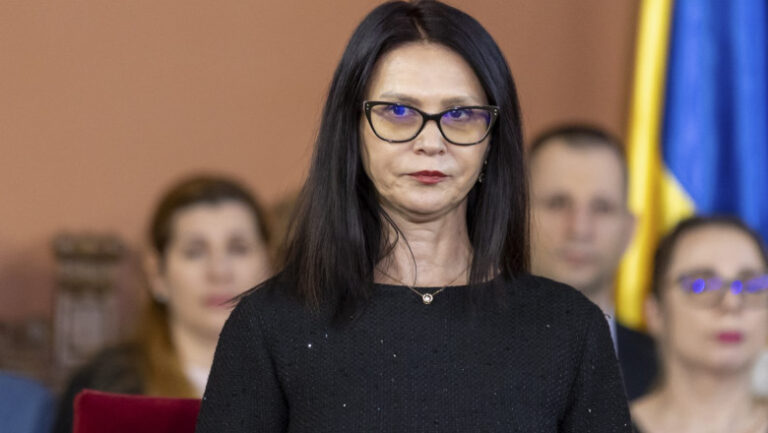 judecatoarea-ionela-tudor,-celebra-pentru-propozitia-„m-a-sunat-lia”,-se-reintoarce-in-magistratura,-la-5-luni-dupa-pensionare
