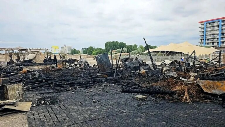 la-48-de-ore-dupa-incendiu,-plaja-h2o-s-a-redeschis-in-mod-miraculous-acum-incepe-insa-reconstructia.