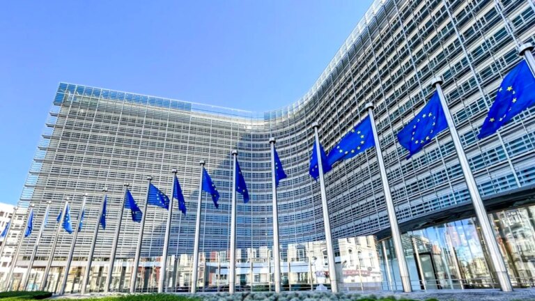 comisia-lanseaza-un-plan-de-actiune-privind-electrificarea-si-revizuieste-schema-ets-pentru-a-creste-competitivitatea,-decarbonizarea-si-independenta-energetica-a-europei