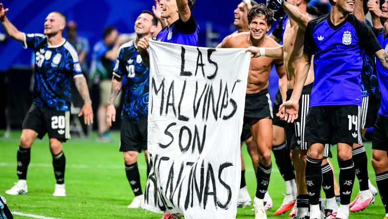 scandalul-bannerului-cu-mesajul-„insulele-malvine-sunt-ale-argentinei”:-casa-alba-ia-apararea-fotbalistilor-sud-americani scandalul-bannerului-cu-mesajul-„insulele-malvine-sunt-ale-argentinei”:-casa-alba-ia-apararea-fotbalistilor-sud-americani