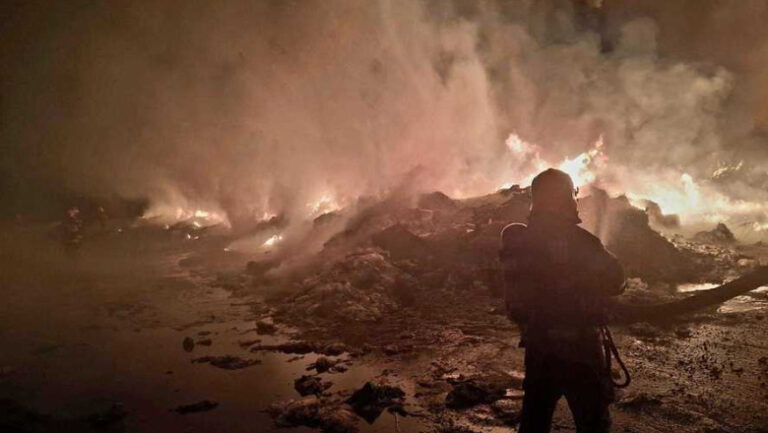incendiu-in-curtea-unui-depozit-de-mase-plastice-din-giurgiu:-a-fost-transmis-mesaj-ro-alert-si-a-fost-sesizata-garda-de-mediu