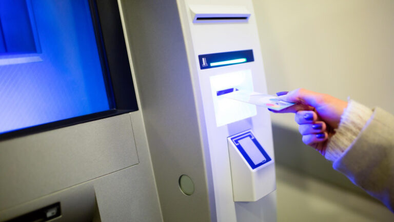 escrocherie-cu-atm-uri-bitcoin-si-falsi-reprezentanti-asf-doi-tineri,-retinuti-dupa-ce-au-inselat-o-femeie-cu-aproape-287.000-de-lei