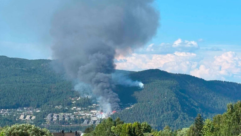 incendiu-devastator-in-norvegia:-sute-de-oameni-evacuati-si-peste-100-de-case-distruse