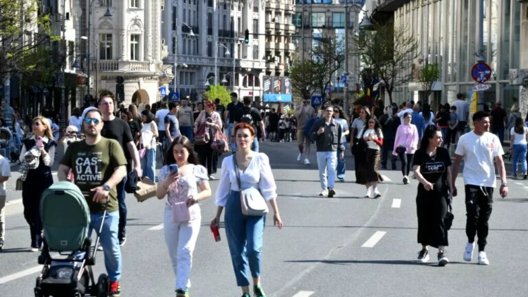 „strazi-deschise-in-bucuresti”-cu-o-expozitie-de-masini-clasice-si-ultimele-curse-ale-tramvaielor-tatra