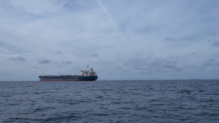 petrolier-din-„flota-fantoma”-a-rusiei,-suspectat-ca-a-provocat-o-scurgere-de-petrol-in-largul-omanului