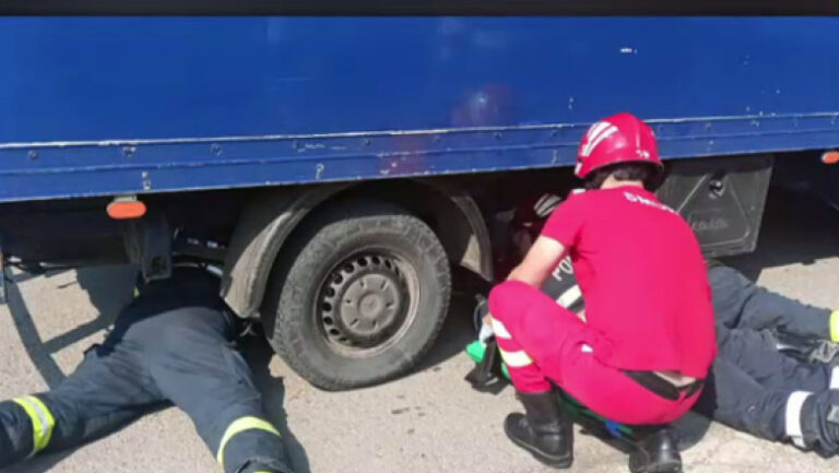 o-femeie-cu-copilul-in-brate,-lovita-de-un-camion-in-localitatea-ieseana-mosna
