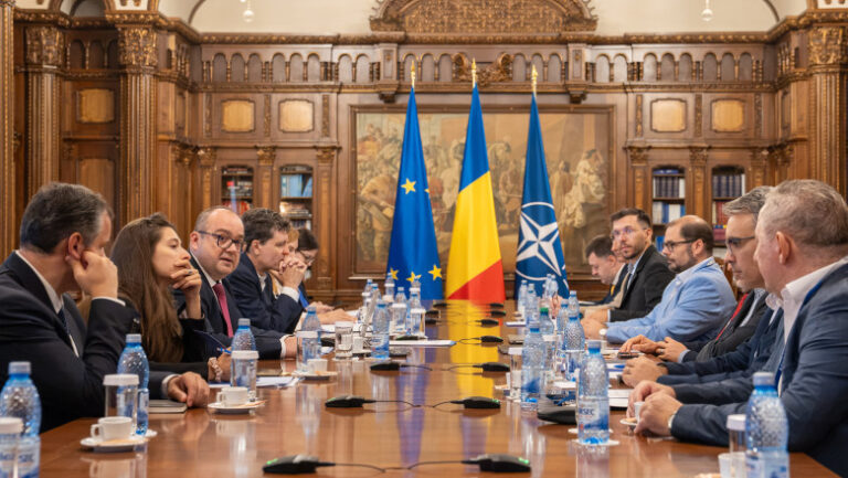 raport-al-presedintiei-privind-populismul:-„a-ti-iubi-tara-si-a-sustine-proiectul-ue-sunt-obiective-care-se-pot-intari-reciproc”