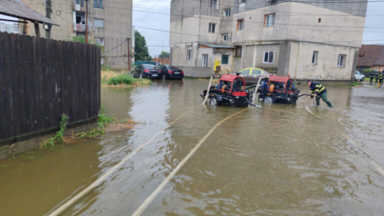 capitala-si-cinci-judete,-afectate-de-ploi:-peste-100-de-case-inundate,-mai-multe-persoane-evacuate-in-prahova