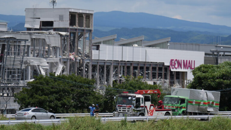 cutremur-in-japonia:-bilantul-ajunge-la-13-morti.-echipele-de-salvare-incearca-sa-scoata-oameni-de-sub-daramaturile-unui-mall
