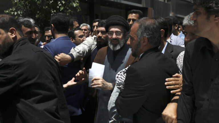 pe-urmele-ayatollahului:-cum-il-vaneaza-cia-si-mossadul-pe-mojtaba-khamenei