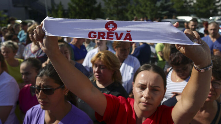 a-doua-zi-de-greva-in-sanatate.-sindicatele-acuza-scaderi-salariale,-bolojan-spune-ca-protestul-„s-a-bazat-pe-minciuna-si-dezinformare”