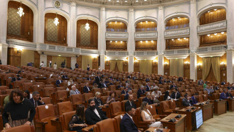cearta-in-parlament-pe-posturile-din-sanatate-rogobete:-„croitorasul-cel-viteaz,-bolojan,-a-taiat-tot”.-cozma:-„sa-lasam-vrajeala”