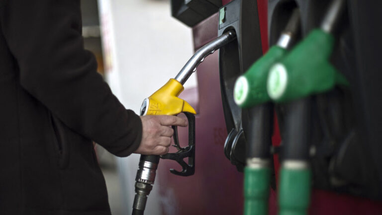parlamentul-a-aprobat-legea-care-permite-reducerea-accizei-la-motorina-si-impune-reguli-noi-pentru-piata-carburantilor