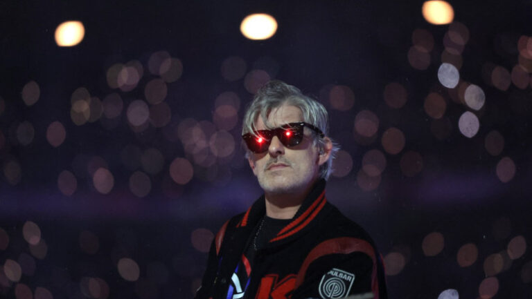 dj-ul-francez-kavinsky-a-fost-gasit-mort-in-locuinta-sa-din-paris:-artistul-ar-fi-implinit-51-de-ani-peste-doua-zile