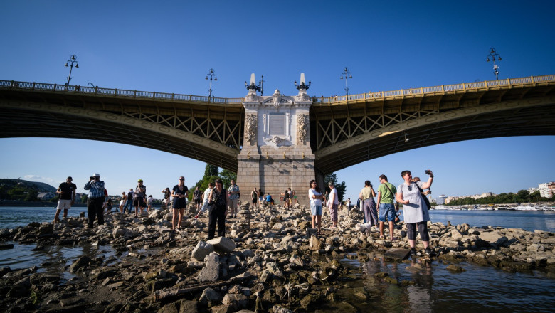 nivelul-dunarii-a-scazut-la-un-minim-istoric-la-budapesta,-blocand-una-dintre-principalele-artere-de-transport-de-marfa-ale-europei nivelul-dunarii-a-scazut-la-un-minim-istoric-la-budapesta,-blocand-una-dintre-principalele-artere-de-transport-de-marfa-ale-europei