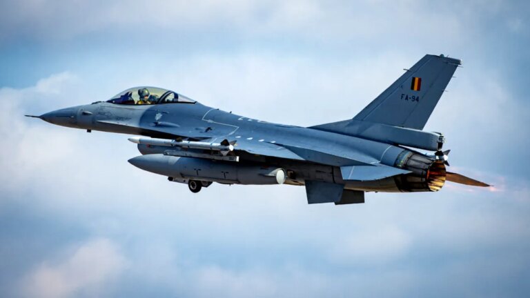 un-avion-f-16-al-ucrainei-s-a-prabusit-in-timpul-unei-misiuni-de-interceptare.-pilotul-s-a-catapultat-si-a-supravietuit