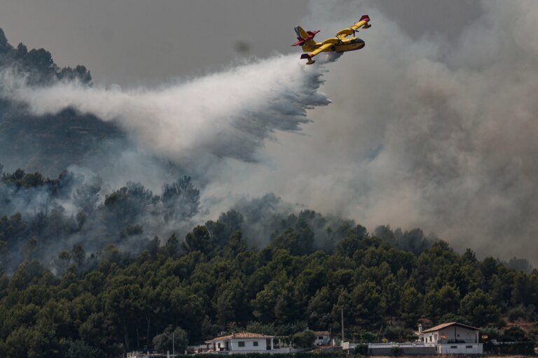 vacanta-in-tarile-afectate-de-incendii:-cand-este-sigur-sa-pleci-si-in-ce-situatii-poti-cere-banii-inapoi