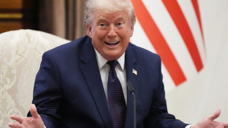 trump-schimba-abordarea-privind-ai:-administratia-sua-analizeaza-noi-masuri-de-control.-„nu-vrem-sa-ajungem-pe-locul-doi-dupa-china”