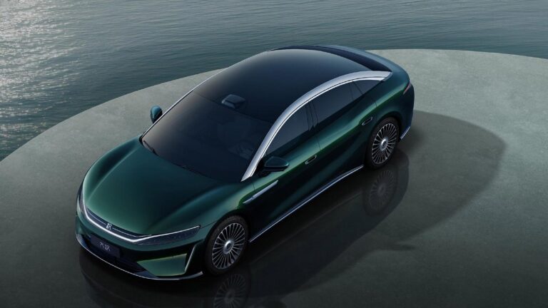 in-timp-ce-europenii-renunta-la-sedanuri,-byd-le-face-si-mai-colosale:-primele-imagini-oficiale-cu-noul-flagship-da-han