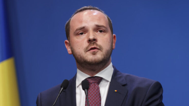 rogobete,-dupa-ce-bolojan-l-a-numit-„piromanul-grevei”:-il-plimb-eu-prin-ati,-upu-si-blocul-operator.-colegii-nu-se-milogesc-dupa-bani
