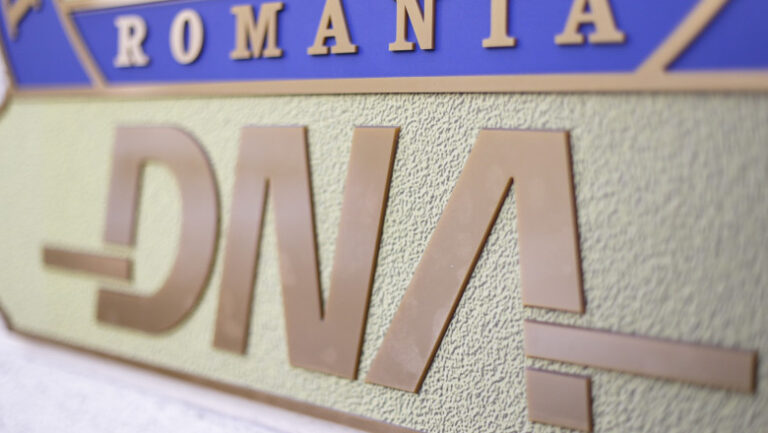 o-directoare-din-oficiul-national-pentru-jocuri-de-noroc-a-fost-retinuta-de-dna.-alti-doi-inspectori,-plasati-sub-control-judiciar