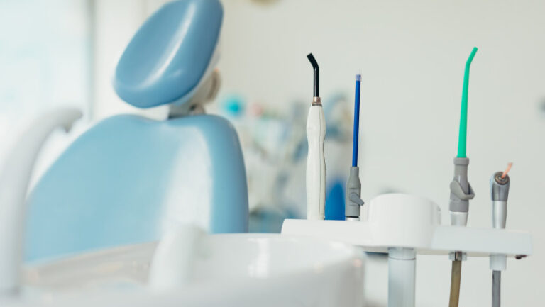 excedent-de-medici-dentisti-pe-piata.-colegiul-medicilor-stomatologi-face-apel-la-reducerea-locurilor-la-buget-in-facultati