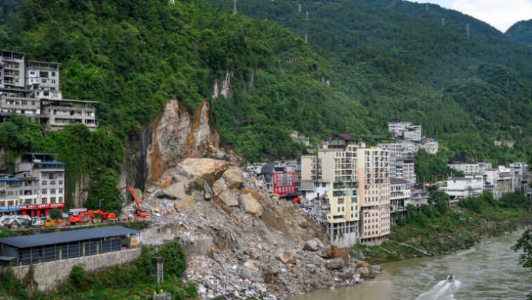 bilant-tragic-dupa-alunecarea-de-teren-din-china:-51-de-morti-peste-1.000-de-salvatori-au-intervenit
