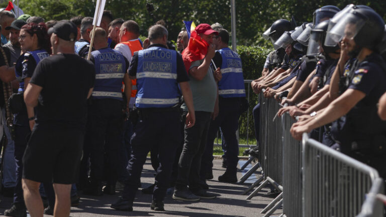 amenzi-de-peste-2000-lei-dupa-incidentele-de-la-protestul-oierilor.-jandarmeria:-au-fost-aruncate-obiecte-si-s-a-incitat-la-violenta