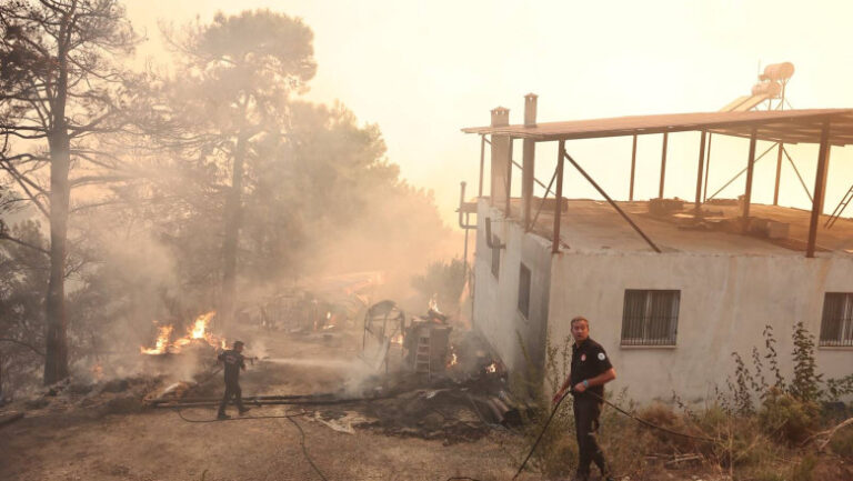 alerta-in-turcia:-incendii-de-vegetatie-afecteaza-regiuni-turistice-de-pe-litoralul-marii-mediterane-si-al-marii-egee