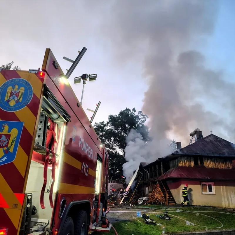 un-barbat-a-fost-gasit-mort,-in-urma-unui-incendiu-puternic-care-a-cuprins-chiliile-manastirii-bisericani-din-judetul-neamt un-barbat-a-fost-gasit-mort,-in-urma-unui-incendiu-puternic-care-a-cuprins-chiliile-manastirii-bisericani-din-judetul-neamt