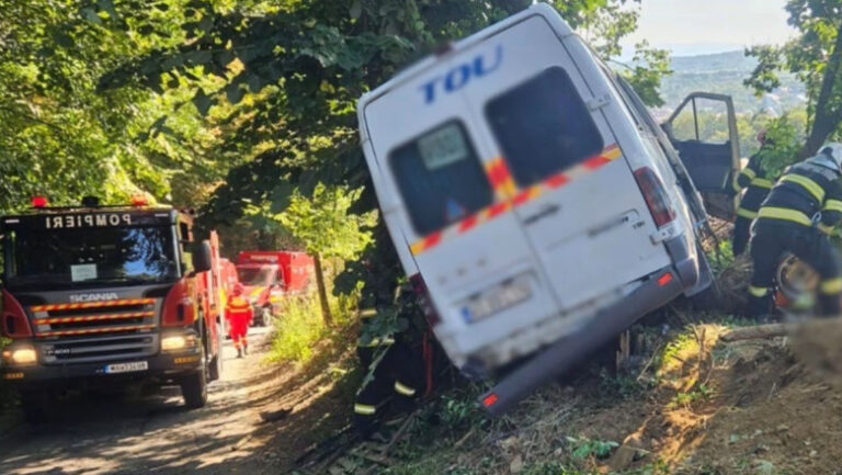 un-microbuz-cu-juniori-de-la-dinamo-a-iesit-de-pe-sosea-si-a-intrat-intr-un-copac,-in-arges:-un-barbat-a-murit,-antrenorul-a-fost-ranit