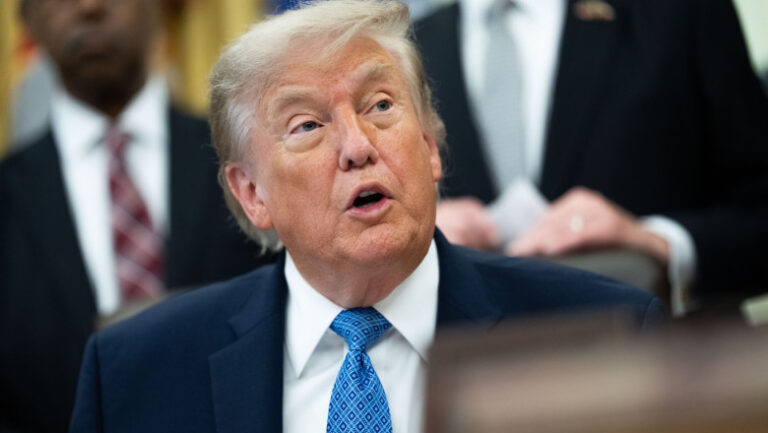 guvernul-sua-va-incepe-sa-emita-pasapoarte-cu-imaginea-lui-trump-incepand-cu-8-august:-„ai-cerut-si-noi-livram”