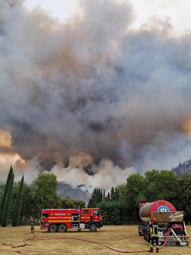 pompierii-romani-lupta-cu-un-incendiu-major-in-franta.-flacarile-ameninta-locuinte-din-apropierea-localitatii-correns pompierii-romani-lupta-cu-un-incendiu-major-in-franta.-flacarile-ameninta-locuinte-din-apropierea-localitatii-correns