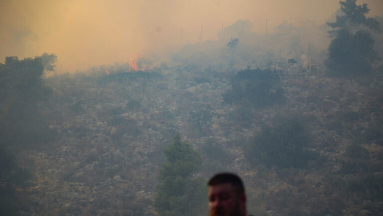 noi-incendii-de-vegetatie-in-grecia.-o-suburbie-a-atenei-a-fost-evacuata,-iar-autoritatile-au-emis-alerta-maxima