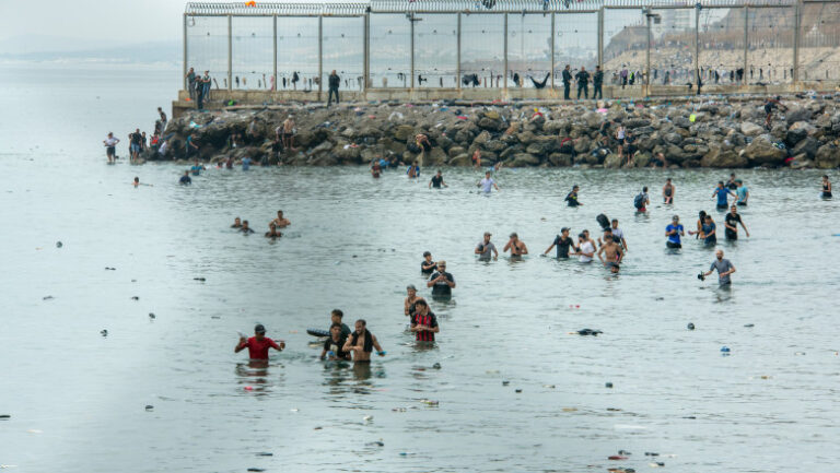 criza-migrantilor-din-ceuta-provoaca-reactii-in-europa-italia-suspenda-partial-schengen-cu-spania.-franta,-germania-intaresc-controale