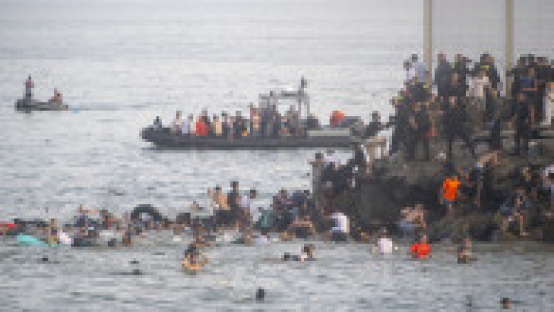 Scene de haos la frontiera din Ceuta: mii de persoane încearcă să pătrundă pe teritoriul spaniol, în timp ce controalele cedează. Foto: Profimedia | Poza 1 din 12