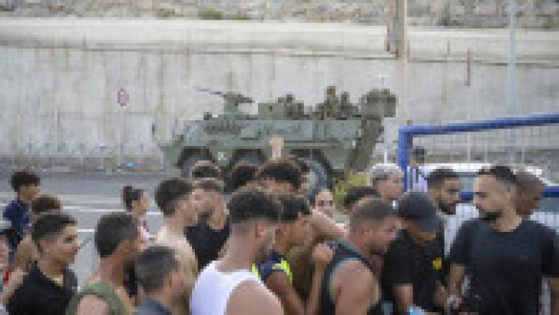 Scene de haos la frontiera din Ceuta: mii de persoane încearcă să pătrundă pe teritoriul spaniol, în timp ce controalele cedează. Foto: Profimedia | Poza 8 din 12