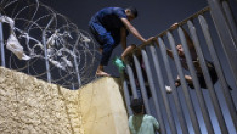 Scene de haos la frontiera din Ceuta: mii de persoane încearcă să pătrundă pe teritoriul spaniol, în timp ce controalele cedează. Foto: Profimedia | Poza 3 din 12