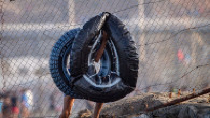 Scene de haos la frontiera din Ceuta: mii de persoane încearcă să pătrundă pe teritoriul spaniol, în timp ce controalele cedează. Foto: Profimedia | Poza 4 din 12