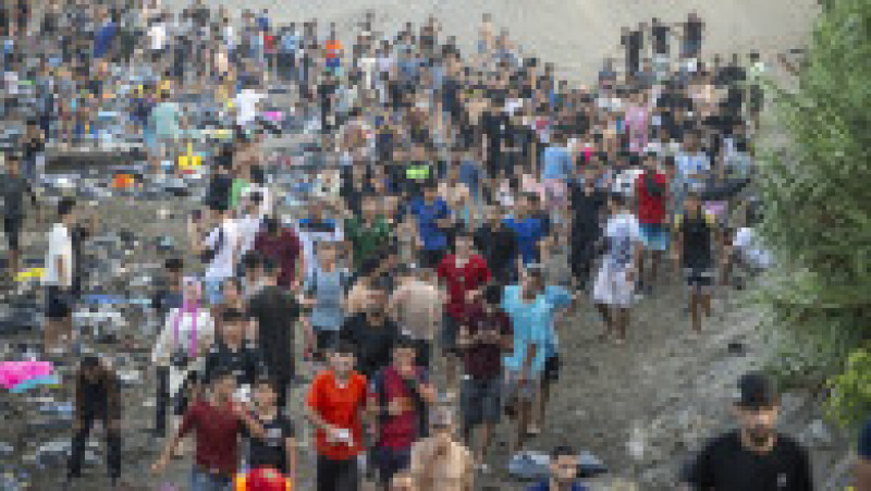 Scene de haos la frontiera din Ceuta: mii de persoane încearcă să pătrundă pe teritoriul spaniol, în timp ce controalele cedează. Foto: Profimedia | Poza 5 din 12