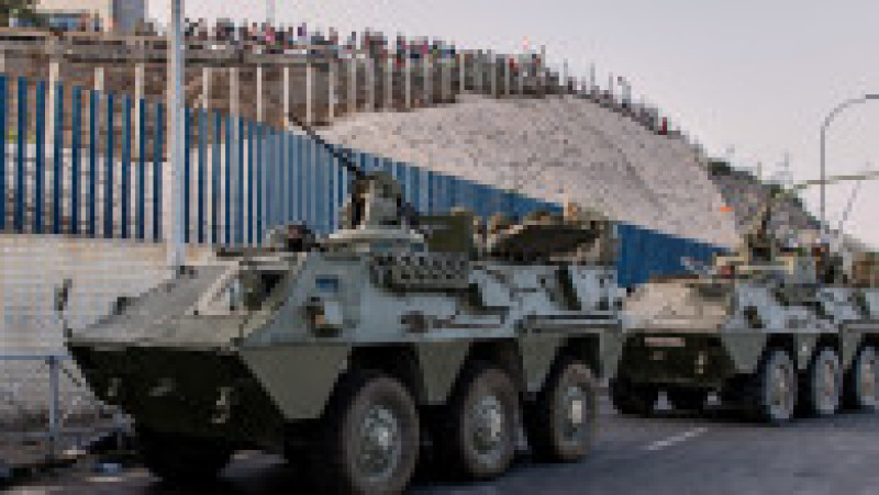 Scene de haos la frontiera din Ceuta: mii de persoane încearcă să pătrundă pe teritoriul spaniol, în timp ce controalele cedează. Foto: Profimedia | Poza 9 din 12
