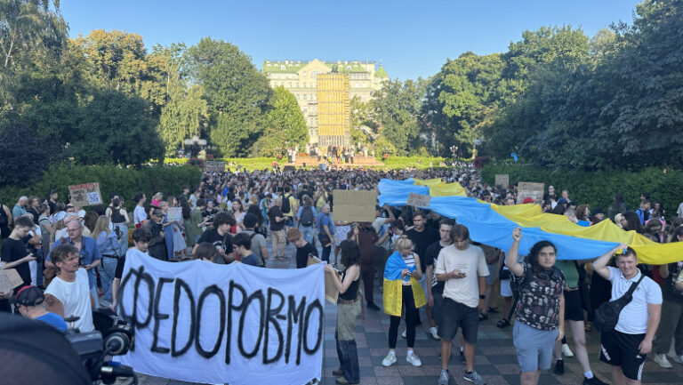 protestele-din-ucraina-intra-in-a-treia-saptamana:-mii-de-oameni-ii-cer-lui-zelenski-sa-l-readuca-pe-mihailo-fedorov-la-aparare