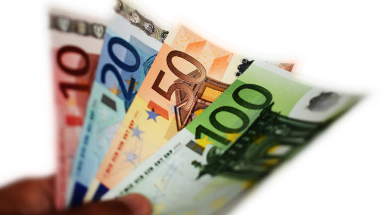 schimbare-istorica-pentru-euro:-romanii-pot-vota-designul-noilor-bancnote-care-sunt-optiunile.-„mi-se-pare-foarte-interesant”