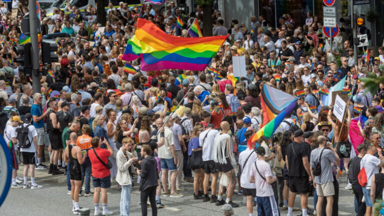 300.000-de-oameni-au-participat-la-marsul-pride-din-hamburg,-la-o-saptamana-dupa-atacul-de-la-berlin