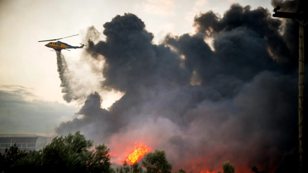 grecia-incendiile-fac-ravagii-in-apropierea-atenei.-sute-de-pompieri-intervin-pentru-stingerea-lor-in-conditii-de-vant-puternic grecia-incendiile-fac-ravagii-in-apropierea-atenei.-sute-de-pompieri-intervin-pentru-stingerea-lor-in-conditii-de-vant-puternic