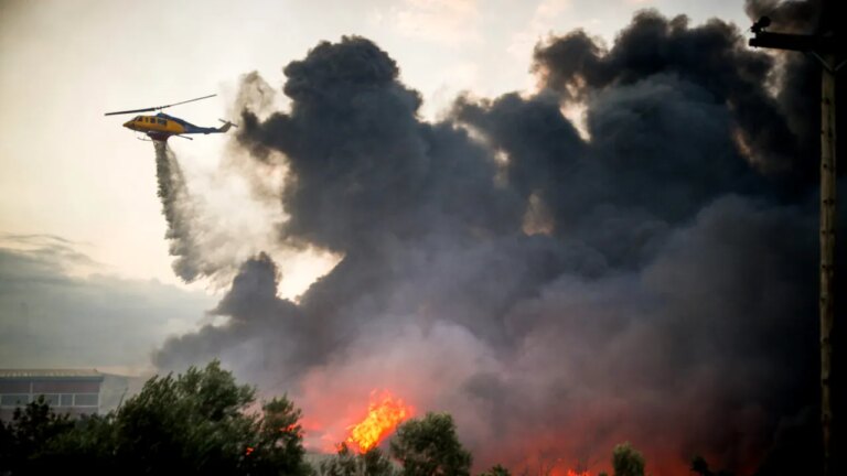 grecia-incendiile-fac-ravagii-in-apropierea-atenei.-sute-de-pompieri-intervin-pentru-stingerea-lor-in-conditii-de-vant-puternic