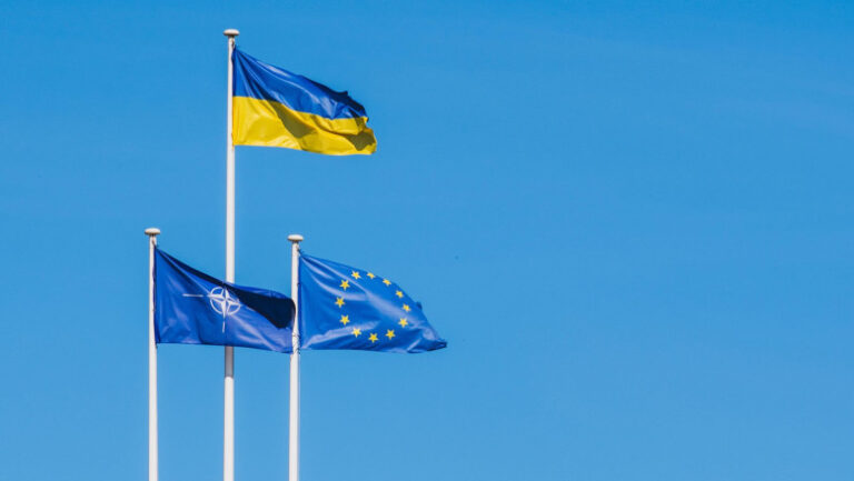 cel-mai-recent-sondaj-de-opinie:-cati-ucraineni-sustin-aderarea-la-ue-si-cati-sprijina-intrarea-in-nato.-ambele-preferinte,-in-scadere