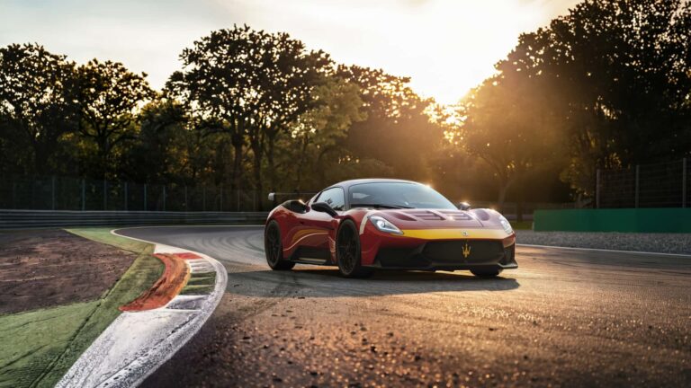 revelatie-la-modena:-maserati-isi-da-seama-ca-nimeni-nu-vrea-supercaruri-silentioase-si-tanjeste-din-nou-dupa-v8-si-pedala-de-ambreiaj